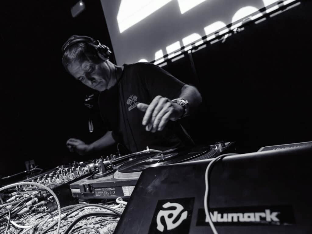 404Error, DJ de deep techno en Madrid, en cabina